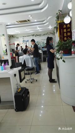 “带洗剪吹,人手较多的平民理发店。服务流程.”-雪芳美容美发-上海丽人